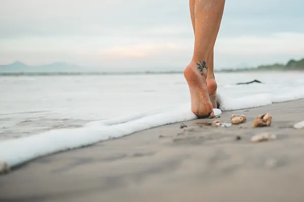 caminar por la playa descalzo