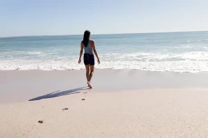 problemas al caminar descalzo por la playa