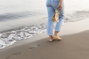 cuidar los pies al caminar por la arena