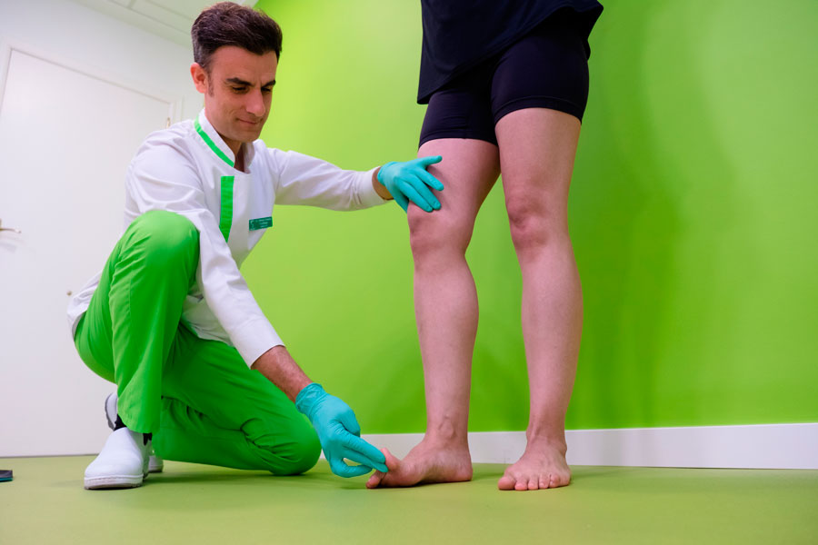 El Dr. Alfredo Soriano realizando un estudio de la huella plantar en su clínica en Albacete