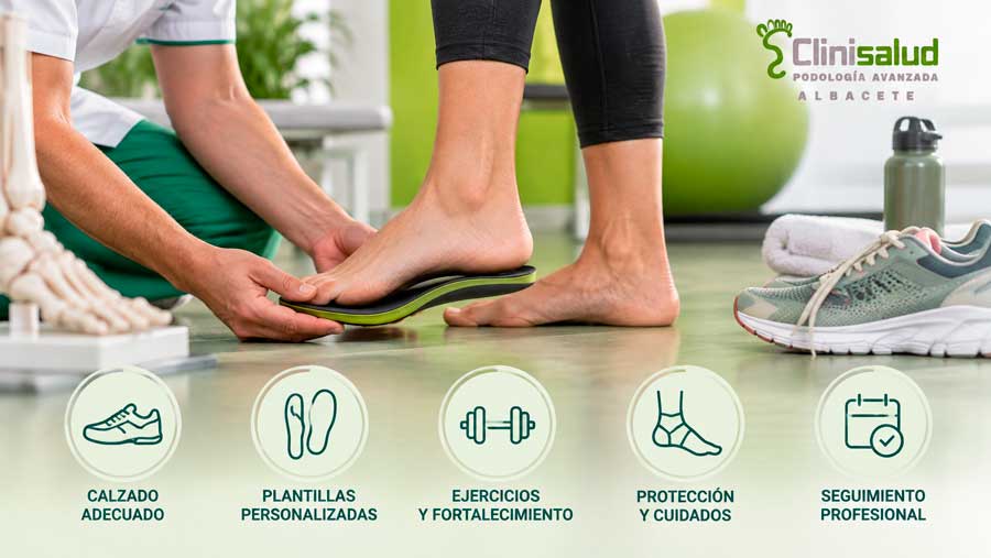 Profesional ajustando una plantilla bajo el pie de una mujer en Clinisalud