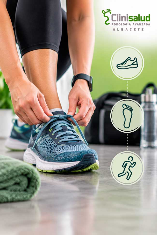 Corredora ajustándose los cordones de una zapatilla deportiva